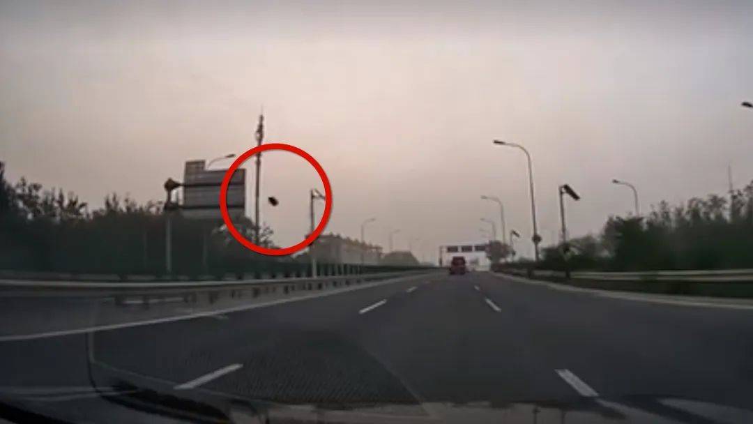 俄罗斯超级联赛
_北京一车主称开车时飞来“脸大”石头砸穿玻璃击中脸部致毁容?交警:已立案俄罗斯超级联赛
,正调查