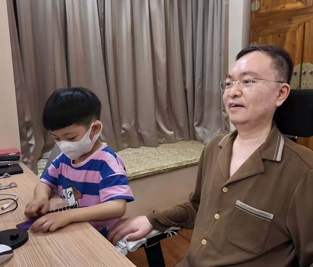 皇冠信用盘_与渐冻症抗争6年皇冠信用盘，妻子透露蔡磊近况：他已完全丧失语言能力，仅能吃流食