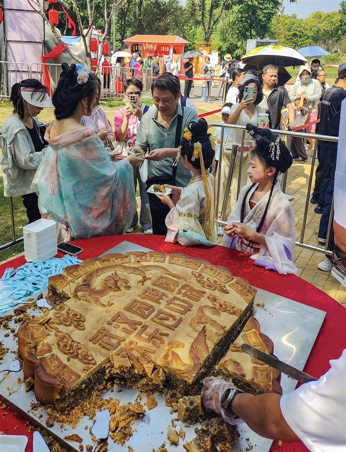 皇冠登3代理申请_重388斤皇冠登3代理申请!500人排队挑战超级大月饼