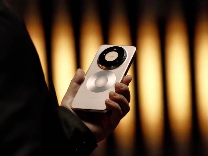 如何申请皇冠信用網
_余承东首秀华为 Mate 80 系列真机如何申请皇冠信用網
，双圆环设计亮眼