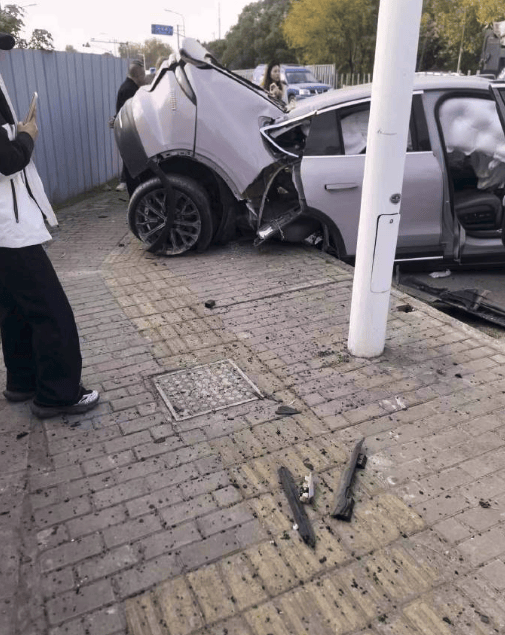 利物浦比分_上海一辆蔚来EC6撞石墩后车尾断裂利物浦比分，客服回应：目前已与车主取得联系，正在复盘事故经过