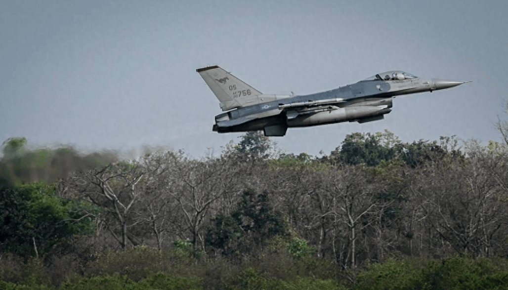 皇冠信用网代理申条件_中日剑拔弩张之际皇冠信用网代理申条件，四大邻国又打起来了！战机重武器全部上场