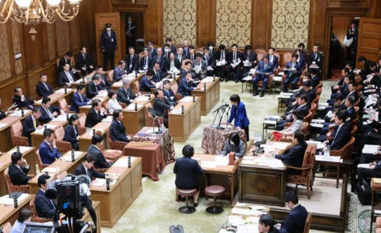 足球大小_高市早苗真的悔悟了足球大小，承认自己的表态超越了日本政府的传统立场，想让中方再给一次机会