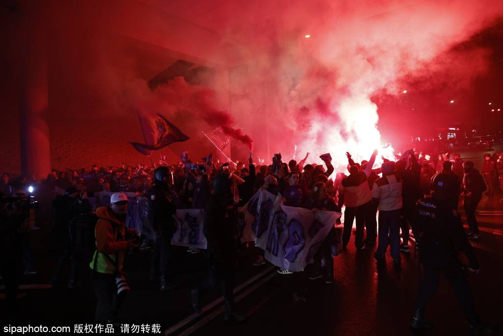 电竞足球网站_德容:巴萨的胜利证明我们更优秀电竞足球网站!2025年完美收官