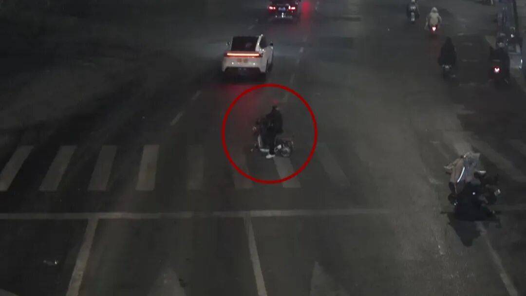 怎么申请皇冠信用网_北京一男子将人撞骨折后逃逸怎么申请皇冠信用网，事后称没时间报警：“怕她耽误我事”