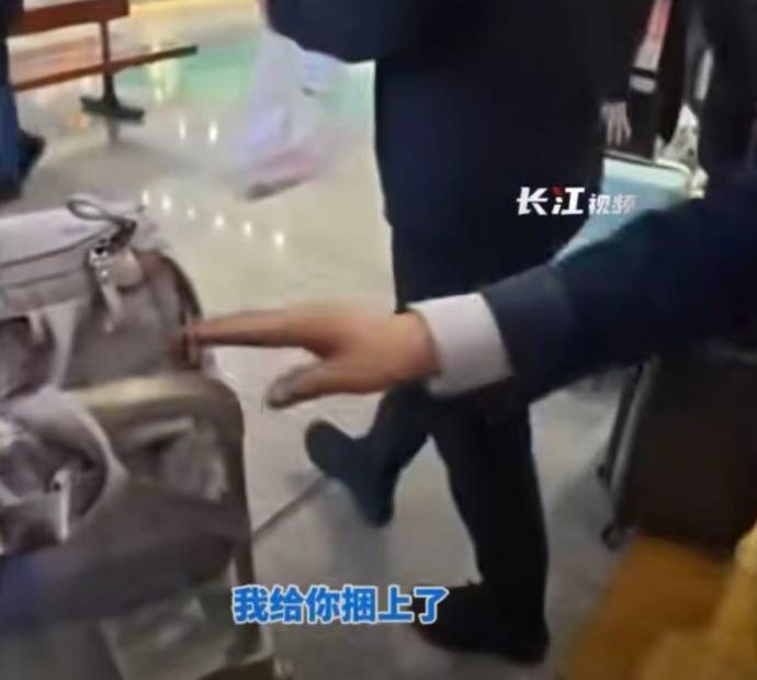 怎么申请皇冠信用网代理_至少14人被拍到！女大学生从广州坐高铁到武汉怎么申请皇冠信用网代理，网友：看着看着就哭了