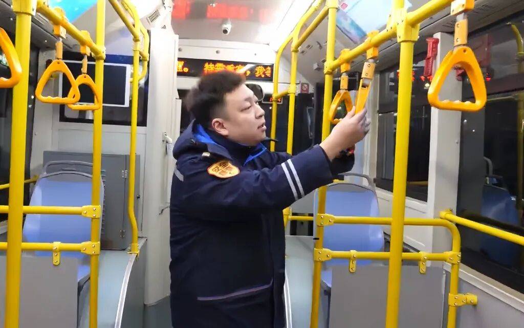 皇冠信用网代理注册_青岛一小伙:“长大后皇冠信用网代理注册,我开上了小时候经常坐的公交车”……从幼儿老师到公交司机,他用坚守温暖春运归途