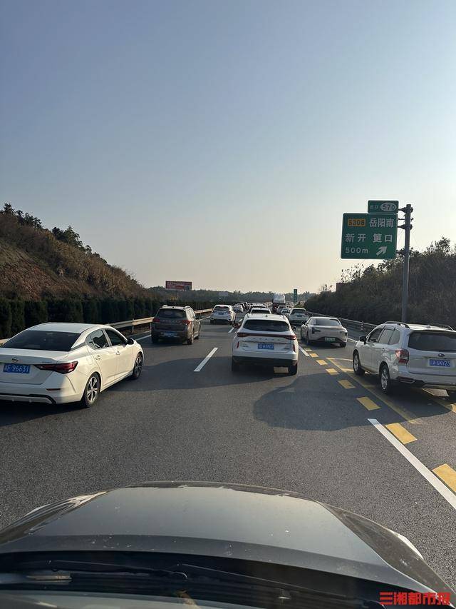 皇冠hga010
_湖南多个收费站因车流量大交通管制|2026春运进行时