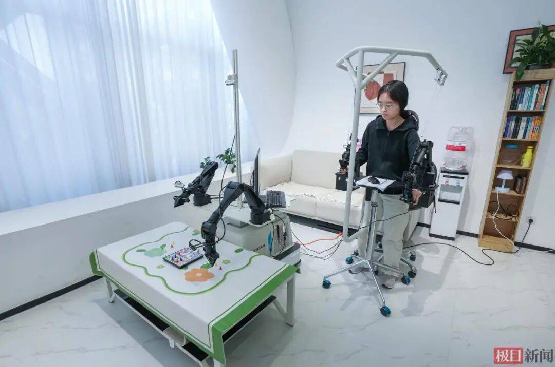 世界杯总决赛盘口 _00后女生在武汉一口气租30套房世界杯总决赛盘口 ，每套只住一周，中介怀疑她是骗子，真相让人意外：带50多人教机器人做家务、练技能，租房给机器人“练手”