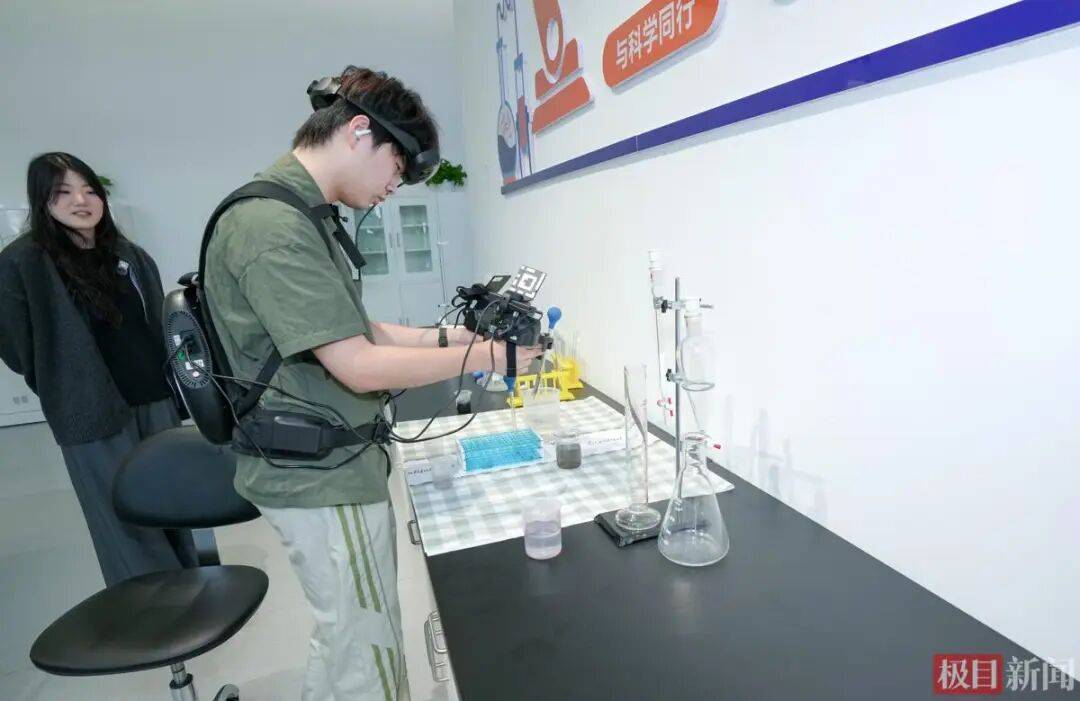 世界杯总决赛盘口 _00后女生在武汉一口气租30套房世界杯总决赛盘口 ，每套只住一周，中介怀疑她是骗子，真相让人意外：带50多人教机器人做家务、练技能，租房给机器人“练手”